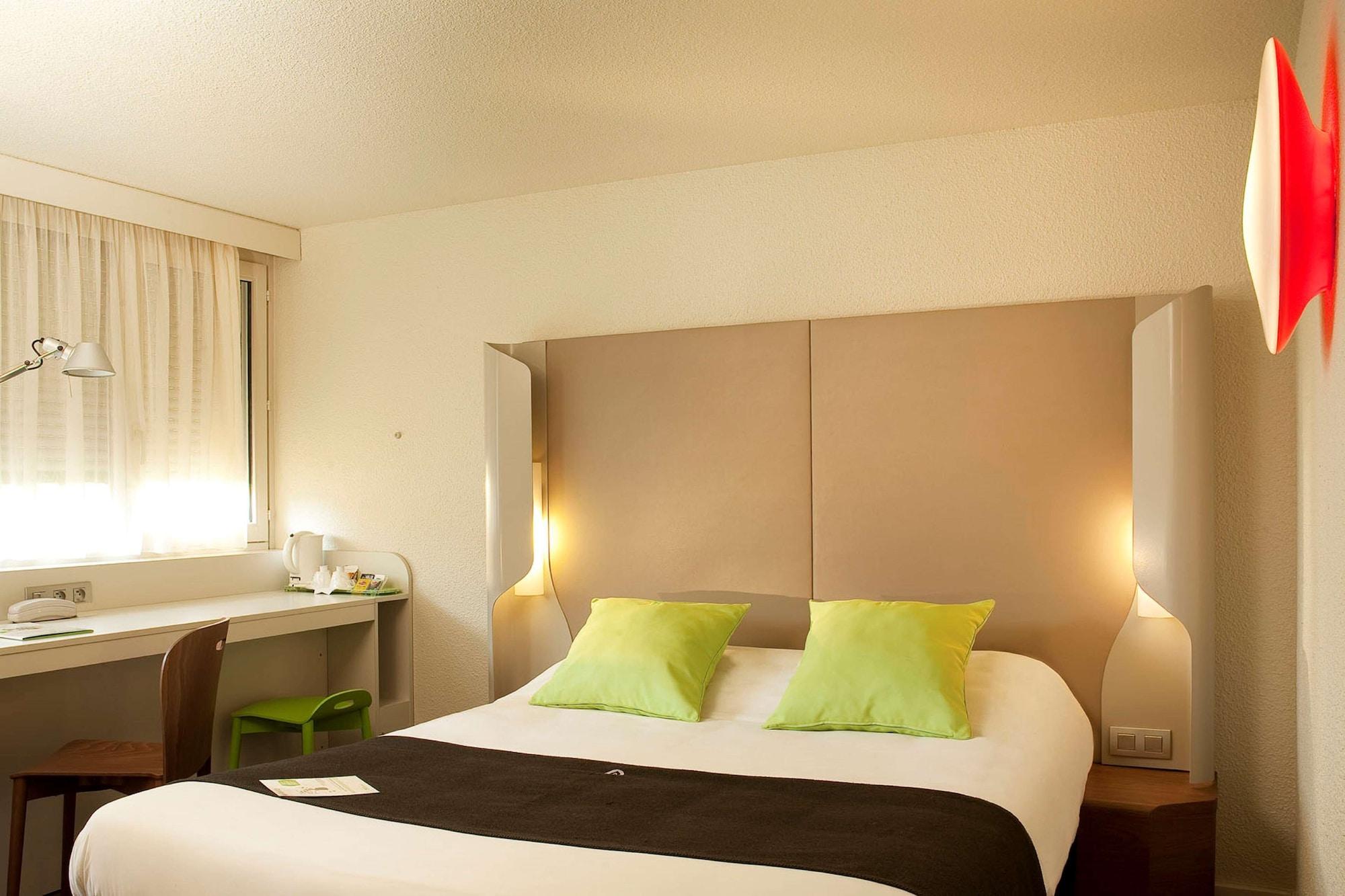 Campanile Aix-En-Provence Sud - Pont De L'Arc Hotel Room photo